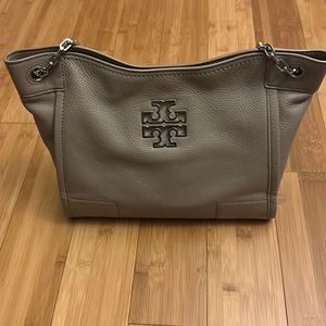 Tory Burch Britten Slouchy Leather Tote In French Grey